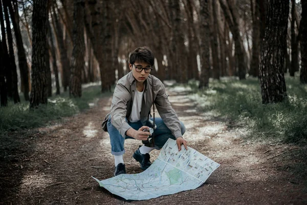 Jeune Adolescent Garçon Randonneur Avec Carte Bois — Photo