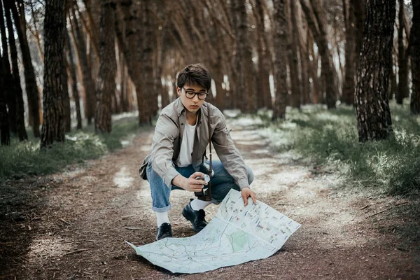 Jeune Adolescent Garçon Randonneur Avec Carte Bois — Photo