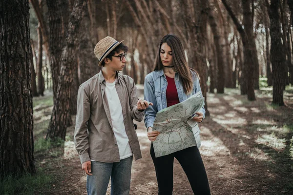 Jovem Casal Caminhantes Com Mapa Floresta — Fotografia de Stock