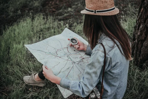 Giovane Adolescente Escursionista Con Mappa Legno — Foto Stock