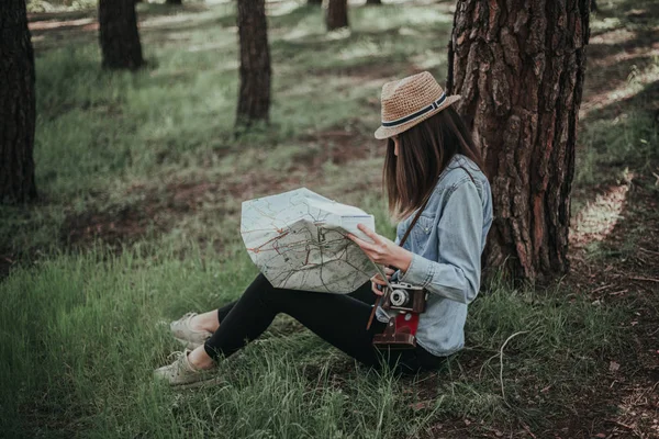 Giovane Adolescente Escursionista Con Mappa Legno — Foto Stock