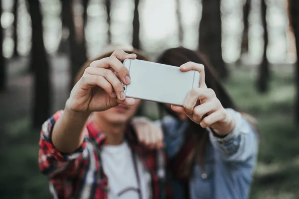 Giovane Coppia Fare Selfie Nella Foresta — Foto Stock