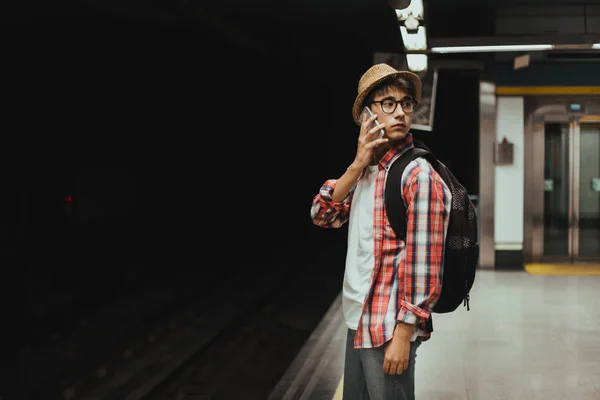 Jovem Bonito Homem Chapéu Usando Telefone Celular — Fotografia de Stock