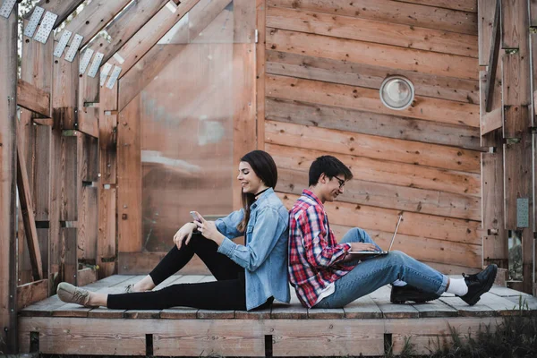 Joven Hombre Mujer Sentado Sobre Fondo Madera Hombre Usando Ordenador —  Fotos de Stock