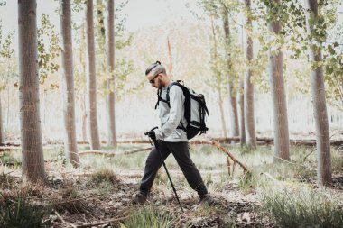 Genç backpacker adam, uzun yürüyüşe çıkan kimse