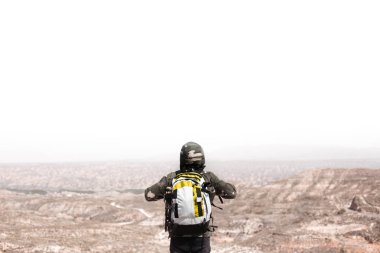 Genç backpacker adam, uzun yürüyüşe çıkan kimse