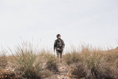 Genç backpacker adam, uzun yürüyüşe çıkan kimse