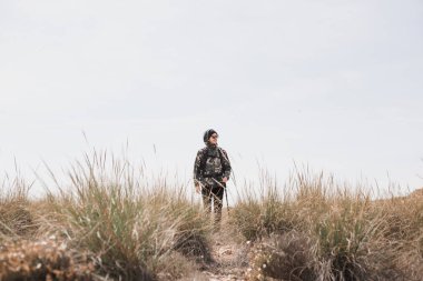 Genç backpacker adam, uzun yürüyüşe çıkan kimse