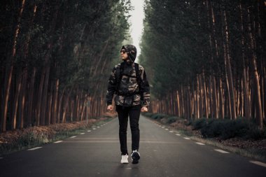 Genç backpacker adam, uzun yürüyüşe çıkan kimse yolda 