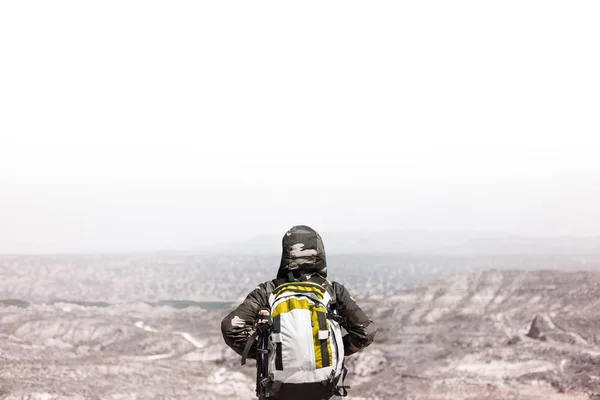 Jovem Mochileiro Homem Caminhante — Fotografia de Stock