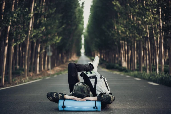 Giovane Uomo Zaino Spalla Escursionista Sulla Strada — Foto Stock