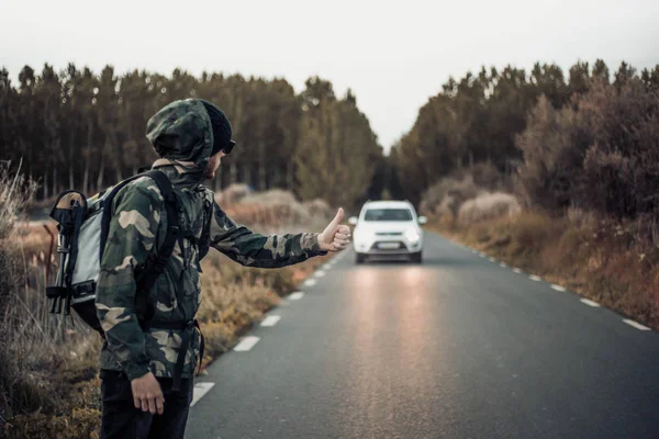 Jovem Mochileiro Homem Caminhante Auto Rolha — Fotografia de Stock