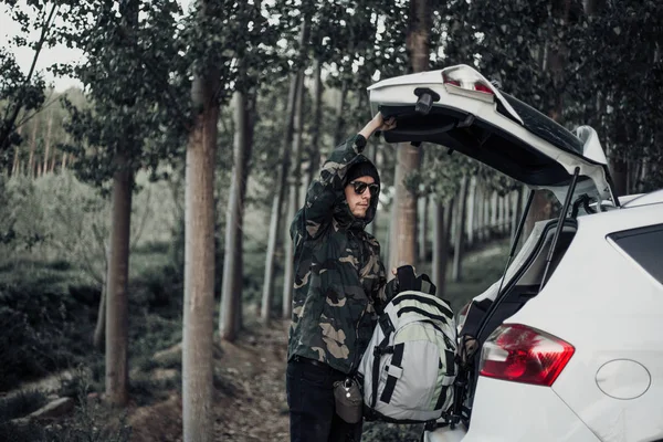 Young Backpacker Man Hiker Auto Stopper — Stock Photo, Image