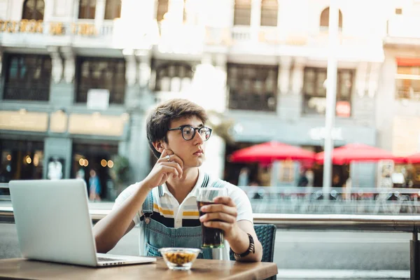 Молодий Красивий Чоловік Кафе Використовує Ноутбук — стокове фото