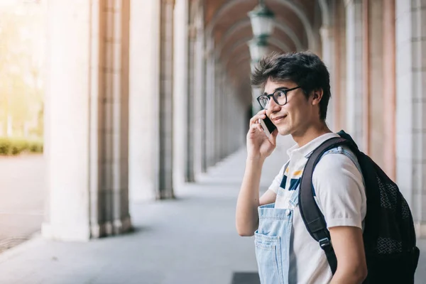Ritratto All Aperto Giovane Uomo Occhiali Utilizzando Telefono Cellulare — Foto Stock