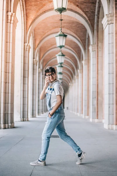 Retrato Livre Jovem Óculos Usando Telefone Celular — Fotografia de Stock