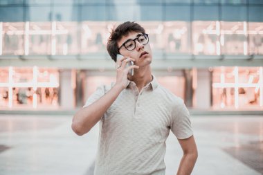 genç adam telefonda konuşurken açık portresi