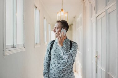 Cep telefonu kullaranarak genç modern insan