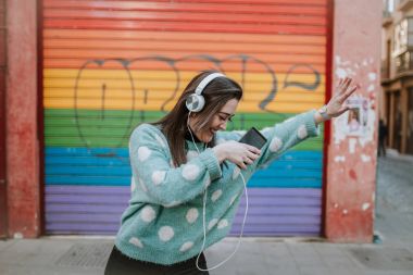 Onun kulaklık müzik dinlemek ve sokakta dans en güzel kadını. Sokakta iyi vakit geçiriyor ve müzik kadın.