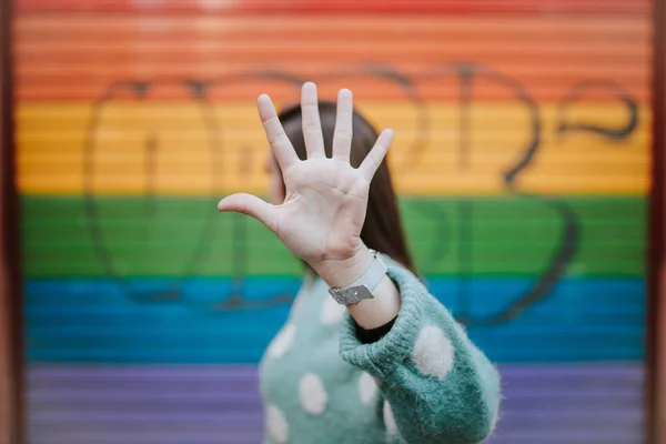 Kvinna Med Homosexuella Symbol Och Gay Prideflaggan Hbt Konceptet — Stockfoto