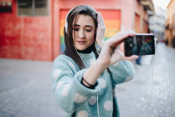 Krásná Žena Poslechu Hudby Sluchátky Selfie Ulici — Stock fotografie