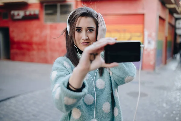 Bella Donna Che Ascolta Musica Con Cuffie Selfie Strada — Foto Stock