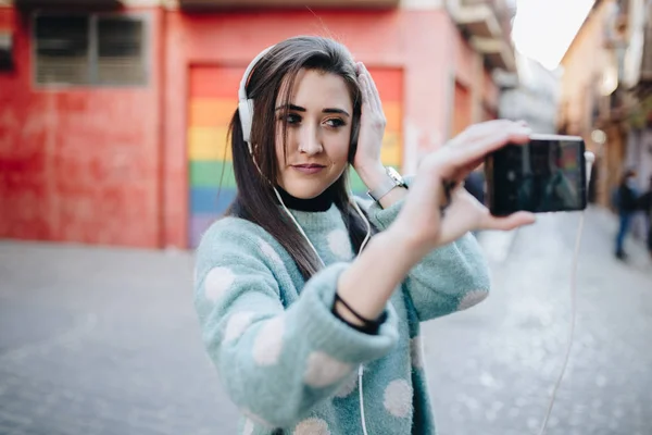 Bella Donna Che Ascolta Musica Con Cuffie Selfie Strada — Foto Stock