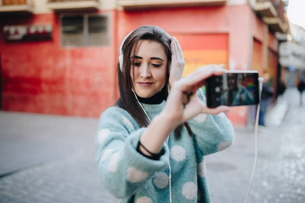 Krásná Žena Poslechu Hudby Sluchátky Selfie Ulici — Stock fotografie