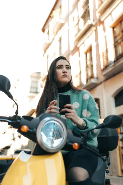 Красива Жінка Мотоциклі Допомогою Мобільного Телефону Жінка Сидить Мотоциклі Вводячи — стокове фото