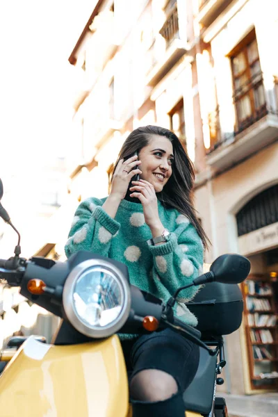 Красива Жінка Мотоциклі Допомогою Мобільного Телефону Жінка Сидить Мотоциклі Дзвонить — стокове фото