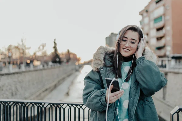 Bella Donna Con Gli Occhiali Che Ascolta Musica Strada Bella — Foto Stock