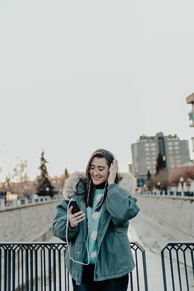 Beautiful Woman Glasses Listening Music Street Beautiful Woman Enjoying Music — Stock Photo, Image