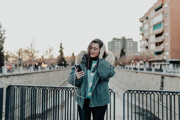 Beautiful Woman Glasses Listening Music Street Beautiful Woman Enjoying Music — Stock Photo, Image