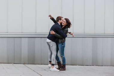 açık havada poz aşık güzel genç Çift 