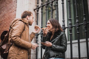 Pizza yemek keyfi yerinde arkadaşlar.