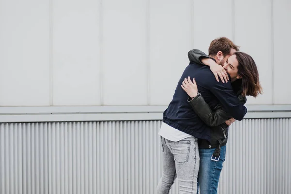 Belo Jovem Casal Apaixonado Posando Livre — Fotografia de Stock