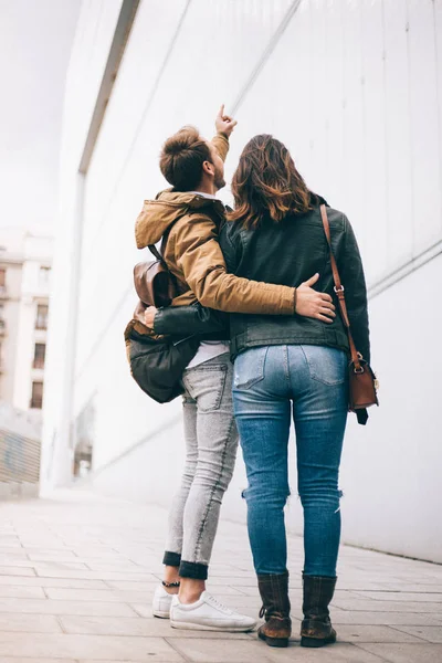 Beau Jeune Couple Amoureux Posant Extérieur — Photo