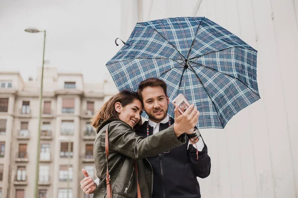 Belo Jovem Casal Apaixonado Posando Livre — Fotografia de Stock