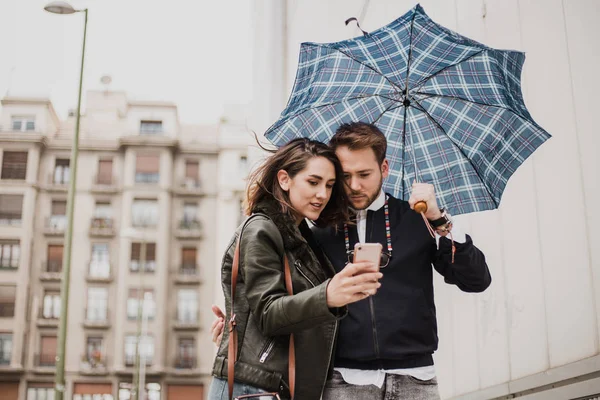 Beau Jeune Couple Amoureux Posant Extérieur — Photo