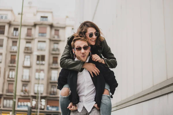 Beau Jeune Couple Amoureux Posant Extérieur — Photo