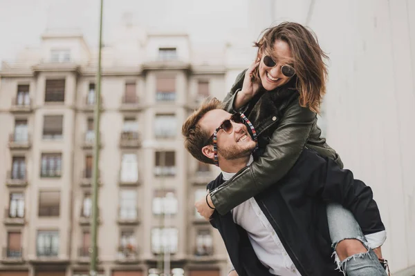 Belo Jovem Casal Apaixonado Posando Livre — Fotografia de Stock