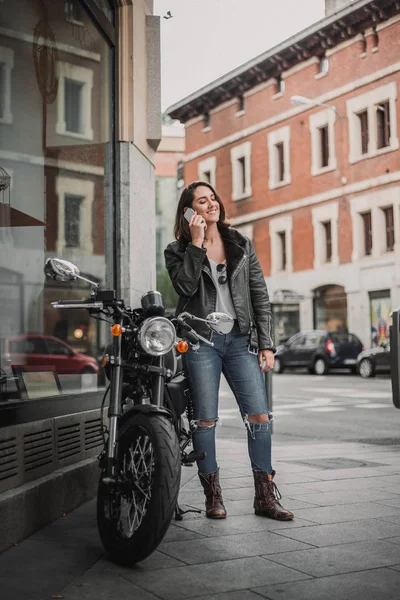 Biker Donna Parlando Utilizzando Telefono Cellulare — Foto Stock