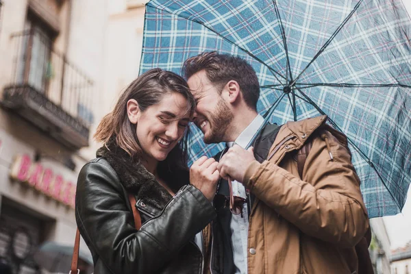 Bir Yağmurlu Günde Sokakta Aşık Çift Sokakta Yürürken Arkadaşlar — Stok fotoğraf