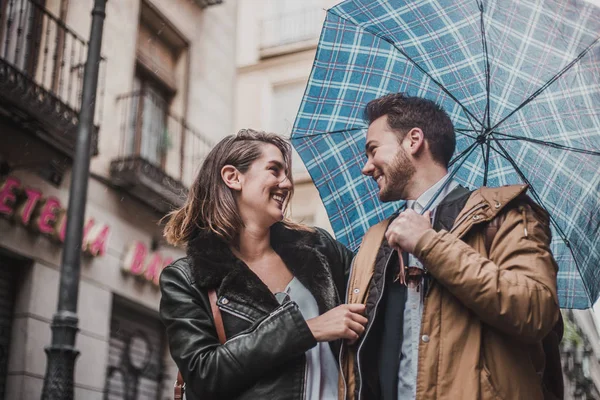 在下雨的日子里 情侣在街上相爱 朋友走在街上 — 图库照片