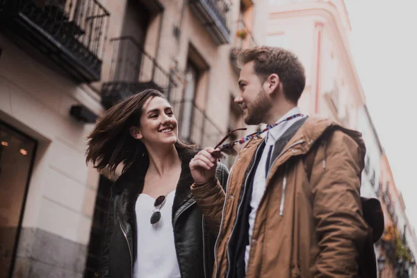 Casal Amoroso Descer Rua Amigos Felizes Caminhando Pela Cidade — Fotografia de Stock