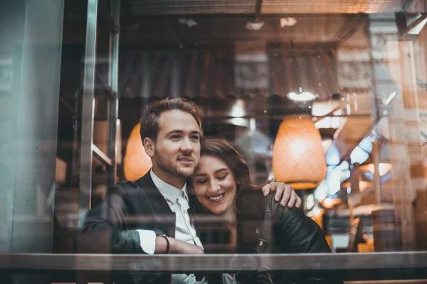 情侣在咖啡馆玩得很开心 情侣在咖啡馆里相爱 — 图库照片
