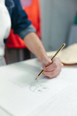 El Sanatları Atölyesi çalışma erkek tasarımcısında. Genç tasarımcı Resepsiyon araçlarıyla çizim