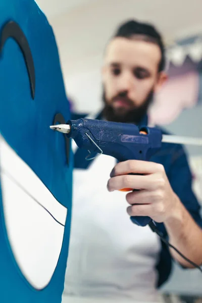 Jeune Homme Travaillant Dans Atelier Artisanat Utilisant Pistolet Silicone — Photo