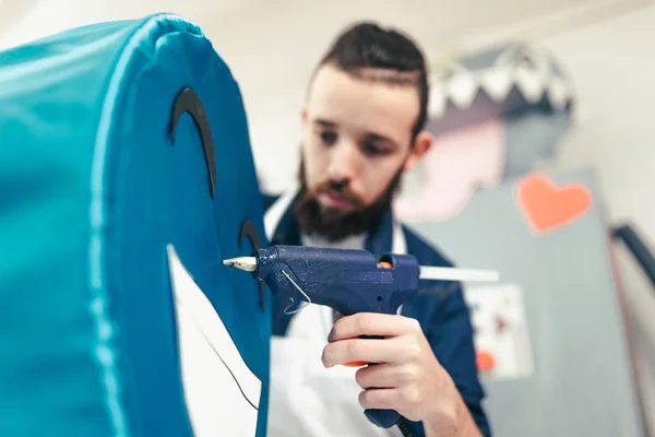 Jeune Homme Travaillant Dans Atelier Artisanat Utilisant Pistolet Silicone — Photo