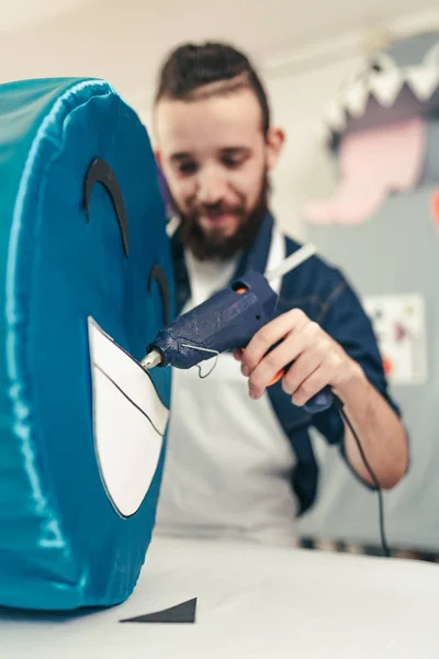 Jeune Homme Travaillant Dans Atelier Artisanat Utilisant Pistolet Silicone — Photo
